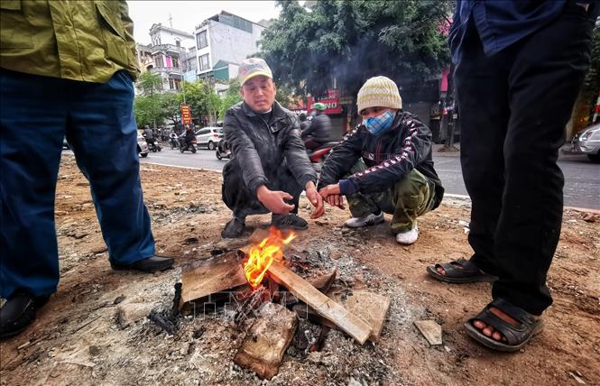 Trong ảnh: Vào ban ngày không khó để bắt gặp cảnh người lao động đốt củi sưởi ấm ở trên đường. Ảnh: Thành Đạt - TTXVN