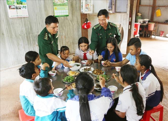 Trong ảnh: Mô hình “Bếp ăn tình thương” chăm sóc học sinh có hoàn cảnh khó khăn của cán bộ, chiến sĩ đồn Biên phòng Cửa khẩu quốc tế Lệ Thanh (Gia Lai). Ảnh: Dương Giang - TTXVN