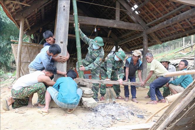 Trong ảnh: Bộ đội biên phòng đồn Môn Sơn, huyện Con Cuông (Nghệ An) giúp đồng bào dân tộc dựng nhà. Ảnh: Nguyễn Oanh-TTXVN
