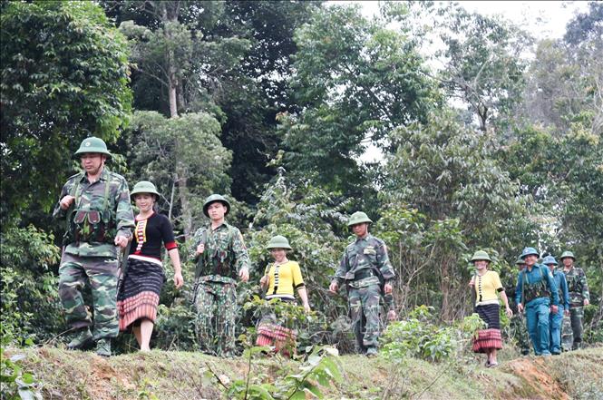 Trong ảnh: Bộ đội biên phòng đồn Môn Sơn (Nghệ An) cùng người dân tuần tra bảo vệ biên giới. Ảnh: Nguyễn Oanh-TTXVN.