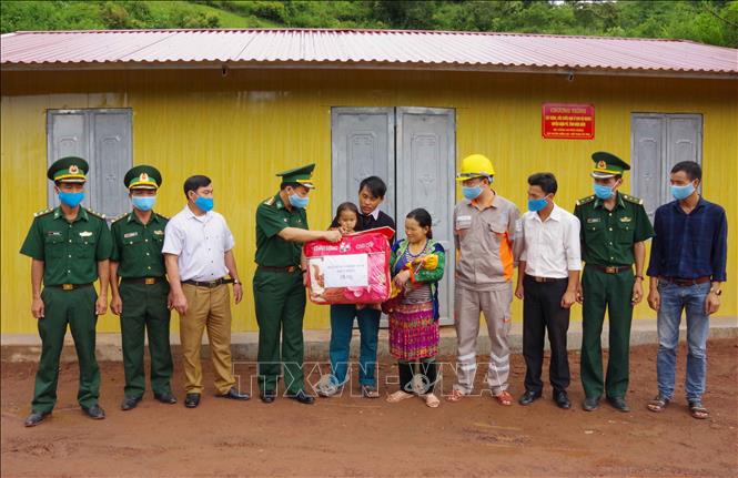 Trong ảnh: Bộ Bộ đội Biên phòng tỉnh Điện Biên bàn giao nhà ở mới cho hộ nghèo huyện biên giới Nậm Pồ, giúp người dân sớm ổn định cuộc sống, yên tâm lao động sản xuất. Ảnh: Xuân Tiến-TTXVN