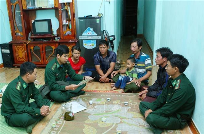 Trong ảnh: Cán bộ, chiến sĩ đồn Biên phòng Cửa khẩu quốc tế Bờ Y, huyện Ngọc Hồi (Kon Tum) tuyên truyền pháp luật cho từng hộ dân khu vực biên giới. Ảnh: Dương Giang - TTXVN