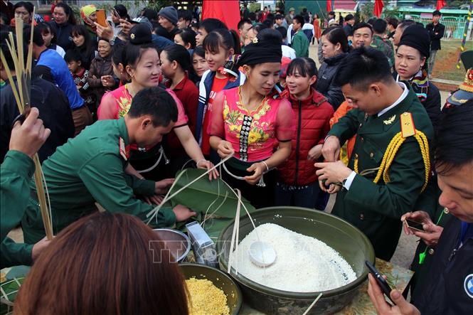 Trong ảnh: Các chiến sĩ và nhân dân các dân tộc tỉnh Sơn La gói bánh chưng tại chương trình “Xuân biên cương, Tết quân dân”. Ảnh: Diệp Anh - TTXVN