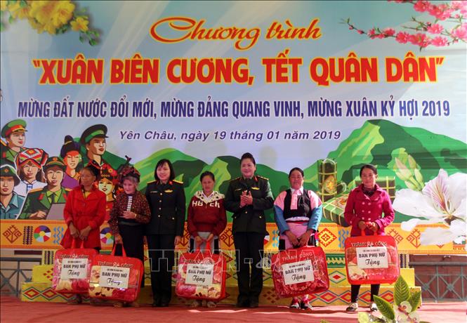 Trong ảnh: Tặng quà cho các gia đình chính sách, gia đình có hoàn cảnh đặc biệt khó khăn, các em học sinh nghèo vượt khó trên địa bàn xã Phiêng Khoài (Sơn La) tại tại chương trình “Xuân biên cương, Tết quân dân” . Ảnh: Diệp Anh - TTXVN