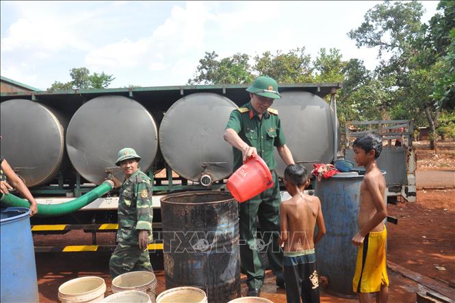 Trong ảnh: Trẻ em trong thôn, làng biên giới tỉnh Gia Lai có nước sạch để tắm nhờ sự hỗ trợ của đoàn viên thanh niên Công ty 72, Binh đoàn 15 tại xã Ia Nan, huyện Đức Cơ. Ảnh: Hồng Điệp – TTXVN