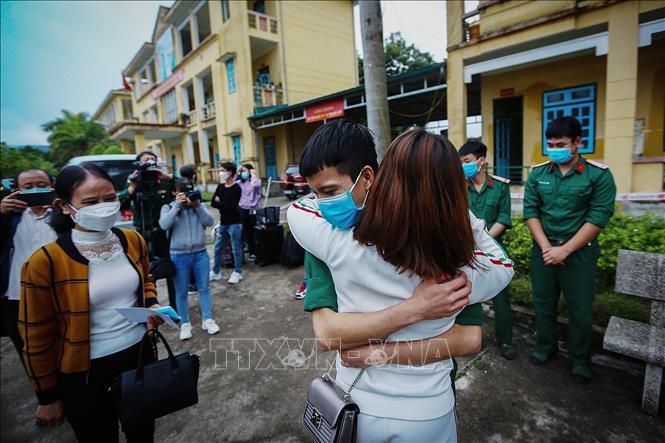 Trong ảnh: Giây phút chia tay xúc động của công dân và chiến sỹ tại trường Quân sự tỉnh Hòa Bình. Những tình cảm xuất phát từ sự ân cần phục vụ nhân dân của các chiến sỹ áo xanh quân đội nhân dân Việt Nam đã tạo cho công dân nhiều niềm tin, vững tâm hoàn thành thời gian cách ly theo dõi COVID-19. Ảnh: Trọng Đạt - TTXVN