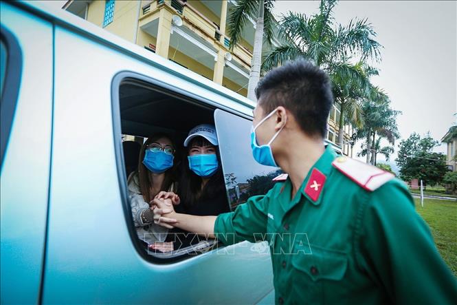 Trong ảnh: Giây phút chia tay xúc động của công dân và chiến sỹ trường Quân sự tỉnh Hòa Bình. Những tình cảm xuất phát từ sự ân cần phục vụ nhân dân của các chiến sỹ áo xanh quân đội nhân dân Việt Nam đã tạo cho công dân nhiều niềm tin, vững tâm hoàn thành thời gian cách ly theo dõi COVID-19. Ảnh: Trọng Đạt - TTXVN