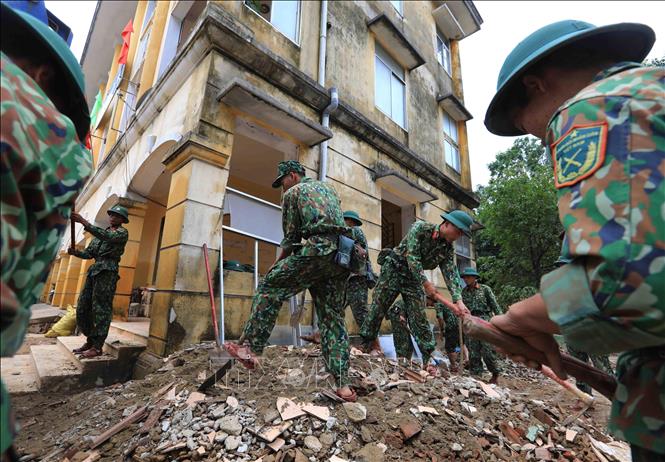 Trong ảnh: Lực lượng quân đội Quảng Bình tham gia dọn dẹp, vệ sinh môi trường huyện Lệ Thuỷ sau trận lũ lịch sử tháng 10/2020. Ảnh: TTXVN