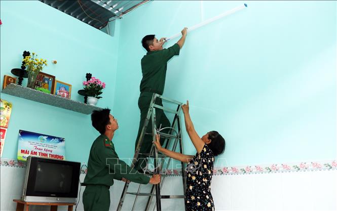 Trong ảnh: Bộ đội Biên phòng Thành phố Hồ Chí Minh  thường xuyên chăm lo giúp đỡ người dân có hoàn cảnh khó khăn  nhằm chung tay góp phần phục vụ công cuộc phát triển kinh tế - xã hội của Thành phố Hồ Chí Minh thành đô thị thông minh có “chất lượng sống tốt, văn minh hiện đại, nghĩa tình”. Ảnh: Xuân Khu-TTXVN