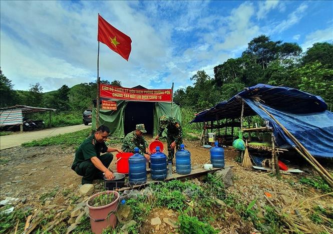 Trong ảnh: Với tinh thần “chống dịch như chống giặc”, những người lính quân hàm xanh cực Tây Tổ quốc (tỉnh Điện Biên) vẫn không quản ngày đêm, nâng cao tinh thần quyết tâm phòng, chống dịch, giữ vững an ninh trật tự nơi biên giới; xứng đáng là “lá chắn thép” trên tuyến đầu chống dịch. Ảnh: Phan Tuấn Anh - TTXVN