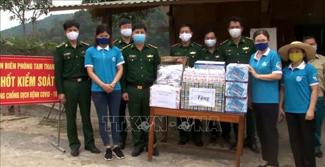 Trong ảnh: Một tổ chức trao quà cho các chiến sỹ Đồn biên phòng Tam Thanh, huyện miền núi Quan Sơn, Thanh Hóa để phòng chống dịch COVID-19. Ảnh: Nguyễn Nam-TTXVN
