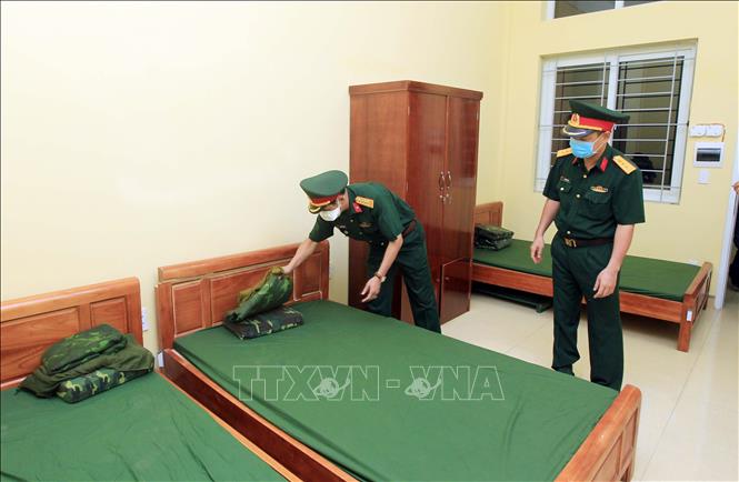 Trong ảnh: Cán bộ, chiến sỹ Trung đoàn 836 và Trung tâm Y tế dự phòng thành phố Hải Phòng triển khai chu đáo công tác phòng, chống dịch và đón tiếp các công dân từ Nhật Bản về để cách ly y tế theo quy định. Ảnh: An Đăng - TTXVN

