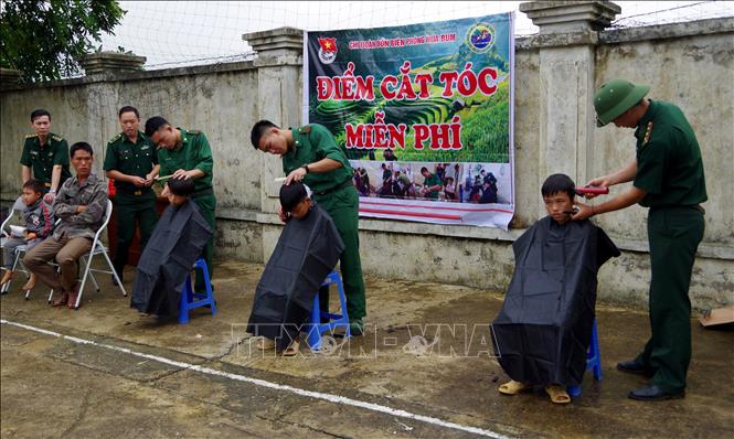 Trong ảnh: Bộ đội Biên phòng Thành phố Hồ Chí Minh  thường xuyên chăm lo giúp đỡ người dân có hoàn cảnh khó khăn nhằm chung tay góp phần phục vụ công cuộc phát triển kinh tế - xã hội của Thành phố Hồ Chí Minh thành đô thị thông minh có “chất lượng sống tốt, văn minh hiện đại, nghĩa tình”. Ảnh: Xuân Khu-TTXVN