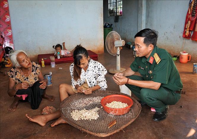 Trong ảnh: Trung tá Nguyễn Văn Chinh, phòng Chính trị, Đoàn Kinh tế - Quốc phòng 778 (Đoàn 778 thăm hỏi, động viên đồng bào S’tiêng sống trong Tiểu khu 119, thôn Hai Căn, xã Phú Nghĩa, Bù Gia Mập, Bình Phước. Ảnh: Anh Tuấn - TTXVN