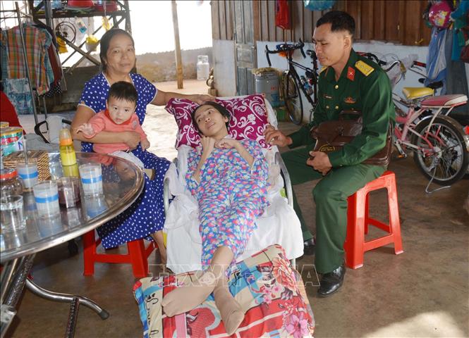 Trong ảnh: Trung úy Nguyễn Trung Hải (36 tuổi, dân tộc Tày) nhân viên Quân sự địa phương, Ban Chỉ huy Quân sự huyện Cư M’Gar thuộc Bộ Chỉ huy Quân sự tỉnh Đắk Lắk thăm, động viên cô giáo bị bệnh hiểm nghèo Trần Lê Thị Huyền Trang. Anh được biết đến là cầu nối tin cậy giữa mạnh thường quân với những mảnh đời bất hạnh.Ảnh: Hoài Thu – TTXVN