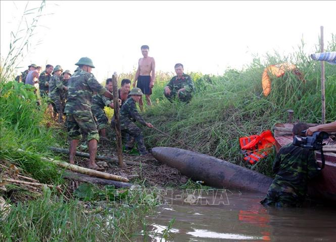 Trong ảnh: Lực lượng công binh Bộ Chỉ huy quân sự tỉnh Hải Dương xử lý bom dưới sông Thái Bình, còn sót lại sau chiến tranh. Ảnh: Mạnh Tú - TTXVN