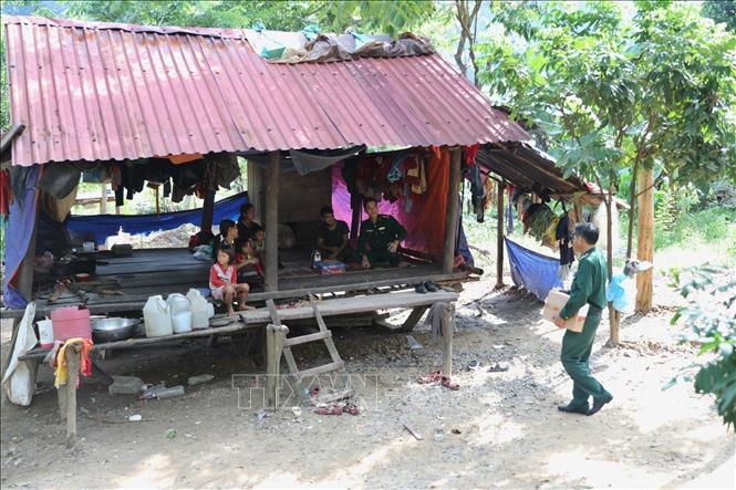 Trong thời gian xã Trường Sơn, huyện Quảng Ninh, tỉnh Quảng Bình bị cô lập vì lũ, chính quyền, quân đội và đặc biệt là cán bộ, chiến sỹ Đồn biên phòng Làng Mô đã luôn bám dân, gần dân, nêu cao tinh thần bộ đội Cụ Hồ để động viên, giúp đỡ những gia đình khó khăn, góp phần đảm bảo an ninh quốc phòng, tạo thế trận vững chắc trong nhân dân. Trong ảnh: Cán bộ Đồn biên phòng Làng Mô đến thăm và tặng quà tình gia đình anh Hồ Văn Biên ở thôn Trung Sơn, xã Trường Sơn, huyện Quảng Ninh (Quảng Bình). Ảnh: Danh Lam-TTXVN

