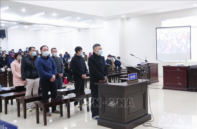 Trong ảnh: Bị cáo Lê Xuân Giang - Chủ tịch HĐQT Công ty Liên Kết Việt và đồng phạm tại phiên tòa. Ảnh: Doãn Tấn - TTXVN