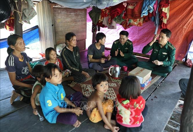 Trong thời gian xã Trường Sơn, huyện Quảng Ninh, tỉnh Quảng Bình bị cô lập vì lũ, chính quyền, quân đội và đặc biệt là cán bộ, chiến sỹ Đồn biên phòng Làng Mô đã luôn bám dân, gần dân, nêu cao tinh thần bộ đội Cụ Hồ để động viên, giúp đỡ những gia đình khó khăn, góp phần đảm bảo an ninh quốc phòng, tạo thế trận vững chắc trong nhân dân. Trong ảnh: Cán bộ Đồn biên phòng Làng Mô thăm hỏi, tặng quà gia đình anh Hồ Văn Biên ở thôn Trung Sơn, xã Trường Sơn, huyện Quảng Ninh (Quảng Bình). Ảnh: Danh Lam-TTXVN
