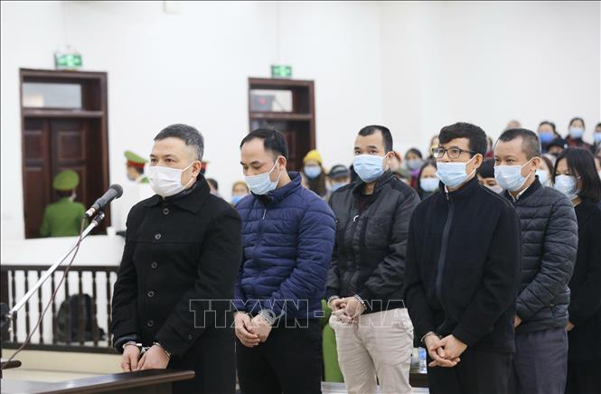 Trong ảnh: Bị cáo Lê Xuân Giang - Chủ tịch HĐQT Công ty Liên Kết Việt và đồng phạm tại phiên tòa. Ảnh: Doãn Tấn - TTXVN
