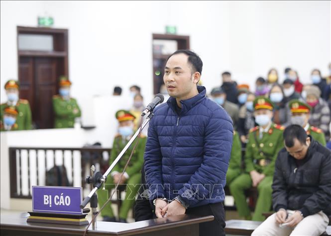 Trong ảnh: Bị cáo  Lê Văn Tú, Tổng giám đốc Công ty Liên Kết Việt khai báo trước Hội đồng xét xử. Ảnh: Doãn Tấn - TTXVN
