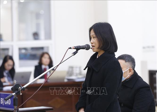 Trong ảnh: Bị cáo Vũ Thị Hồng Dung khai báo trước Hội đồng xét xử. Ảnh: Doãn Tấn - TTXVN