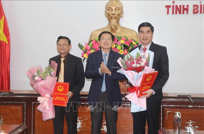Trong ảnh: Thừa ủy quyền của Thủ tướng Chính phủ, ông Hồ Quốc Dũng – Bí thư Tỉnh ủy, Chủ tịch HĐND tỉnh Bình Định (giữa) trao quyết định và tặng hoa chúc mừng các ông Lâm Hải Giang (phải) và Nguyễn Tự Công Hoàng (trái) cùng giữ chức vụ Phó chủ tịch UBND tỉnh Bình Định. Ảnh: Phạm Kha – TTXVN.