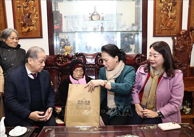 Chủ tịch Quốc hội Nguyễn Thị Kim Ngân thăm và tặng quà các ...