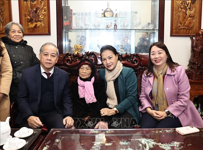 Chủ tịch Quốc hội Nguyễn Thị Kim Ngân thăm và tặng quà các ...