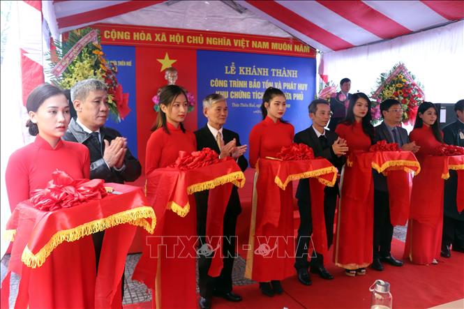 Trong ảnh: Các đại biểu cắt băng khánh thành. Ảnh: Đỗ Trưởng – TTXVN