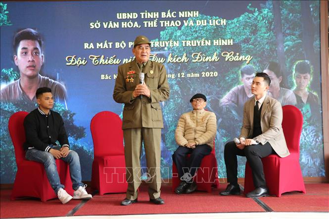 Trong ảnh: Đoàn làm phim giao lưu với nhân chứng lịch sử. Ảnh: Thanh Thương- TTXVN