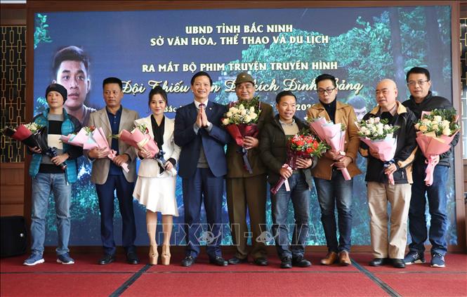 Trong ảnh: Lãnh đạo tỉnh Bắc Ninh tặng hoa cho đoàn làm phim. Ảnh: Thanh Thương- TTXVN