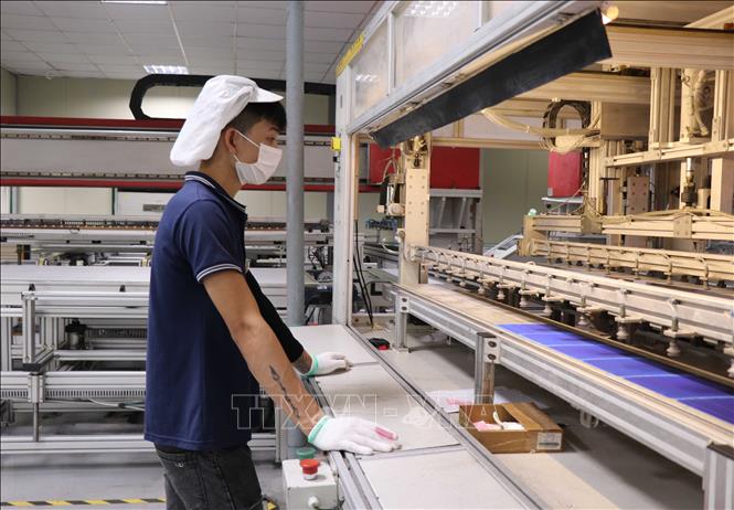 Trong ảnh: Công nhân làm việc tại Công ty TNHH Green Energy Technology Việt Nam. Ảnh: Thái Hùng- TTXVN