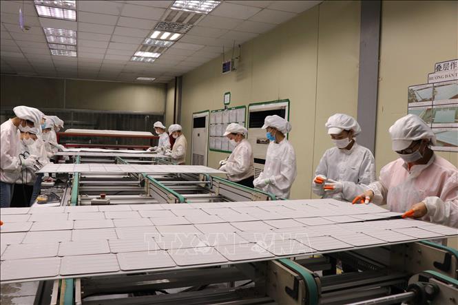 Trong ảnh: Công nhân làm việc tại Công ty TNHH Green Energy Technology Việt Nam. Ảnh: Thái Hùng- TTXVN