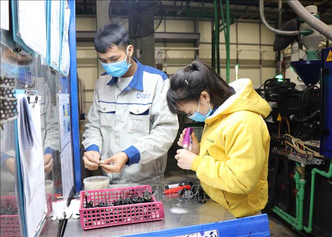 Trong ảnh: Công nhân làm việc tại Công ty Cổ phần nhựa Zion, khu công nghiệp Vsip, huyện Tiên Du, tỉnh Bắc Ninh. Ảnh: Thái Hùng- TTXVN