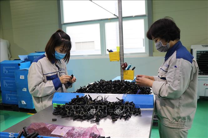 Trong ảnh: Công nhân làm việc tại Công ty Cổ phần nhựa Zion, khu công nghiệp Vsip, huyện Tiên Du, tỉnh Bắc Ninh. Ảnh: Thái Hùng- TTXVN