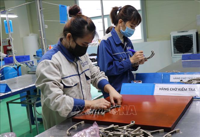 Trong ảnh: Công nhân làm việc tại Công ty Cổ phần nhựa Zion, khu công nghiệp Vsip, huyện Tiên Du, tỉnh Bắc Ninh. Ảnh: Thái Hùng- TTXVN