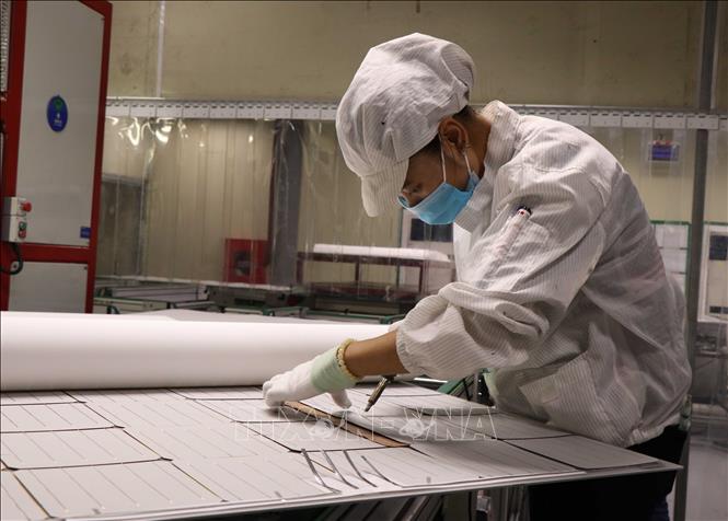Trong ảnh: Công nhân làm việc tại Công ty TNHH Green Energy Technology Việt Nam. Ảnh: Thái Hùng- TTXVN