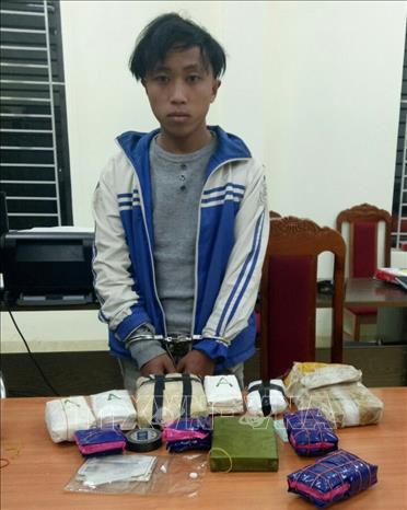 Trong ảnh: Đối tượng Lậu Bả Lại cùng tang vật tại cơ quan Công an. Ảnh: TTXVN phát.