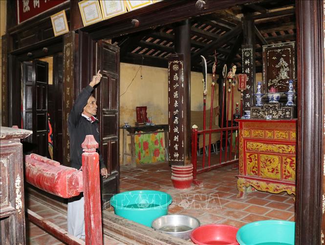 Trong ảnh: Mái ngói nhà Chánh điện của di tích cấp quốc gia Đình Thuận Hòa (xã Phước Thuận, huyện Ninh Phước) bị hư hỏng nặng gây dột khi trời mưa. Ảnh: Nguyễn Thành – TTXVN