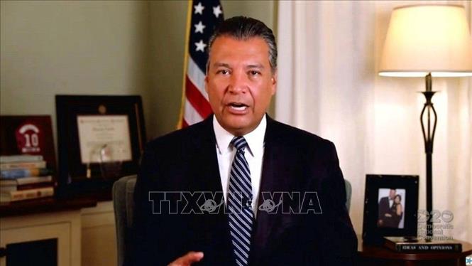 Trong ảnh: Ông Alex Padilla, Thư kí bang California và là thành viên đảng Dân chủ Mỹ. Ảnh: REUTERS/TTXVN