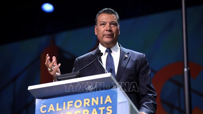 Trong ảnh (tư liệu): Ông Alex Padilla, Thư kí bang California (Mỹ) phát biểu tại Hội nghị các thành viên đảng Dân chủ bang 2019 ở San Francisco, California. Ảnh: CC BY-SA/TTXVN