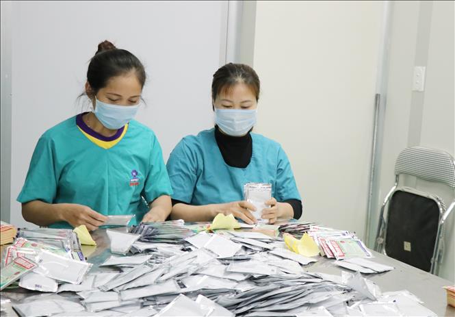 Trong ảnh: Công nhân Công ty Cổ phần Tập đoàn Đức Hạnh Marphavet đóng gói sản phẩm vắc xin phòng bệnh cho vật nuôi.  Ảnh: Hoàng Nguyên - TTXVN