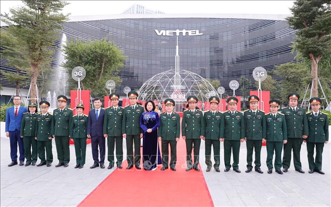 Trong ảnh: Phó Chủ tịch nước Đặng Thị Ngọc Thịnh với cán bộ, sĩ quan chỉ huy Tổng Công ty Mạng lưới Viettel. Ảnh: Dương Giang - TTXVN