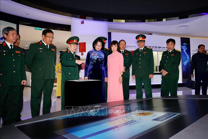 Trong ảnh: Phó Chủ tịch nước Đặng Thị Ngọc Thịnh tham quan hệ thống viễn thông, công nghệ của Viettel. Ảnh: Dương Giang - TTXVN