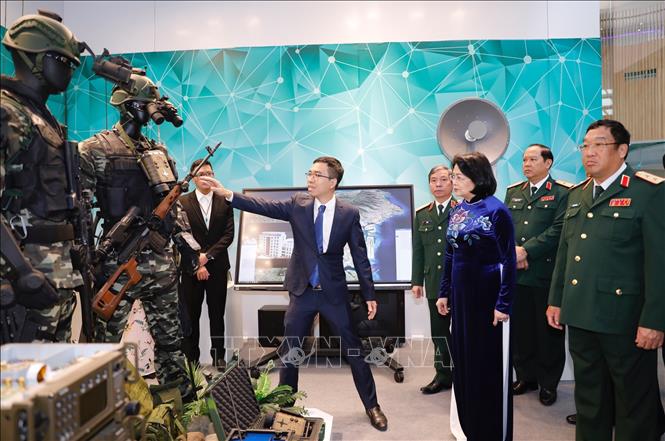 Trong ảnh: Phó Chủ tịch nước Đặng Thị Ngọc Thịnh tham quan hệ thống viễn thông, công nghệ của Viettel. Ảnh: Dương Giang - TTXVN