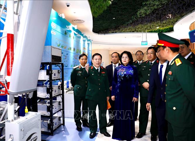 Trong ảnh: Phó Chủ tịch nước Đặng Thị Ngọc Thịnh tham quan hệ thống viễn thông, công nghệ của Viettel. Ảnh: Dương Giang - TTXVN