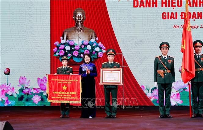 Trong ảnh: Phó Chủ tịch nước Đặng Thị Ngọc Thịnh trao Danh hiệu Anh hùng Lao động giai đoạn 2009-2019 cho Tổng Công ty Mạng lưới Viettel. Ảnh: Dương Giang - TTXVN