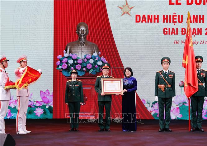 Trong ảnh: Phó Chủ tịch nước Đặng Thị Ngọc Thịnh trao Danh hiệu Anh hùng Lao động giai đoạn 2009-2019 cho Tổng Công ty Mạng lưới Viettel. Ảnh: Dương Giang - TTXVN