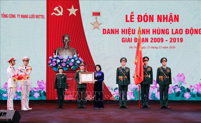 Trong ảnh: Phó Chủ tịch nước Đặng Thị Ngọc Thịnh trao Danh hiệu Anh hùng Lao động giai đoạn 2009-2019 cho Tổng Công ty Mạng lưới Viettel. Ảnh: Dương Giang - TTXVN
